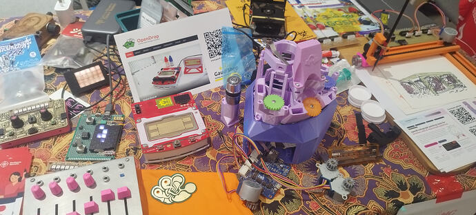 Nice messy table with loooooaaads of stuff!